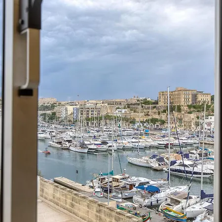 Seafront 2br Valletta Views Ta' Xbiex Marina