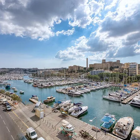 Seafront 2br Valletta Views Ta' Xbiex Marina *